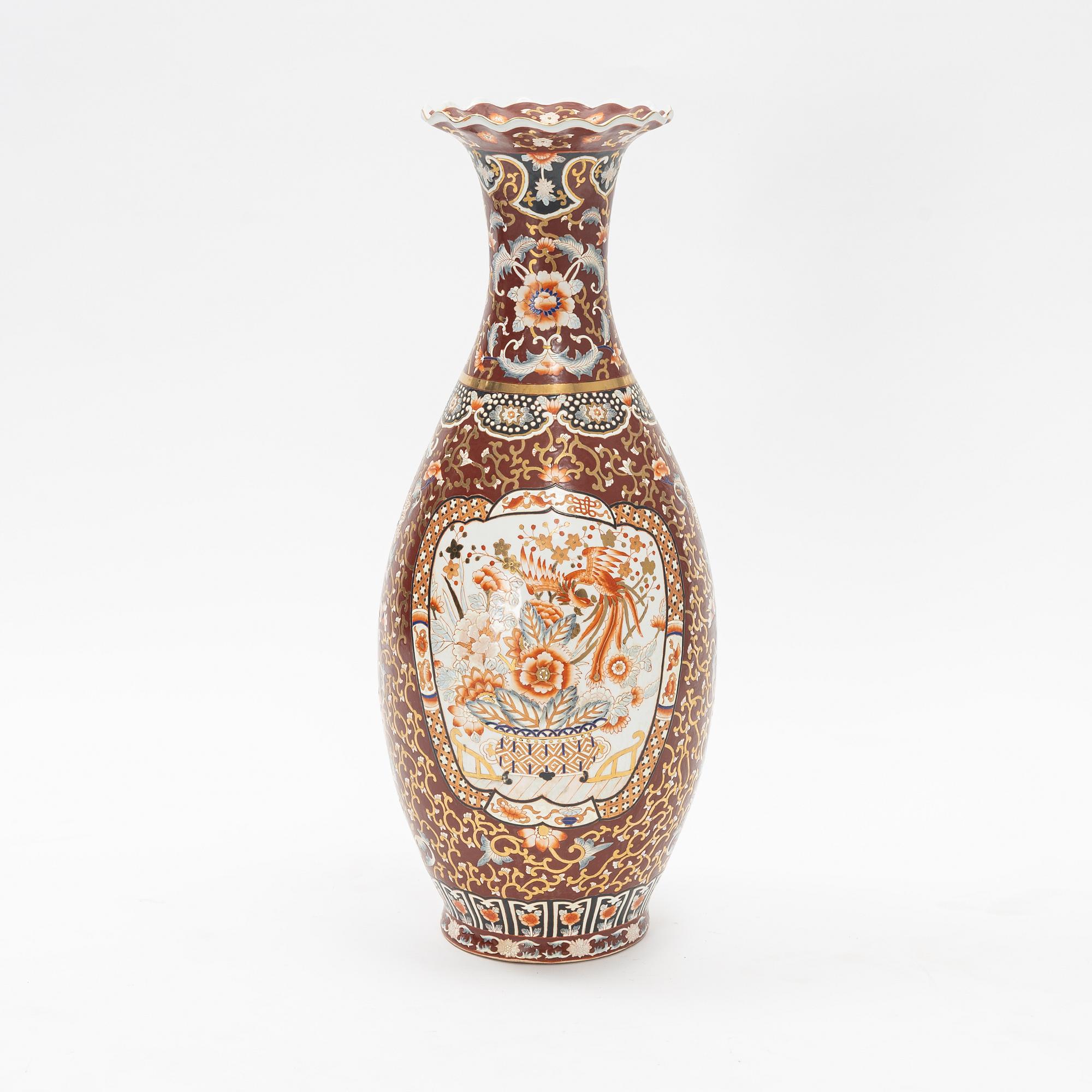 A porcelain urn, Japan, 20th century.