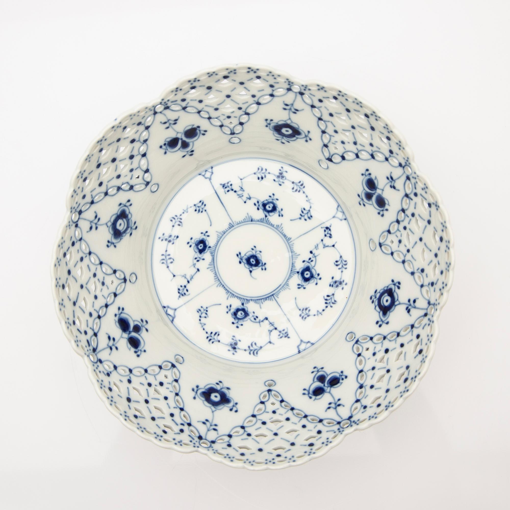Fruit bowl / compote with underplate, porcelain, "Musselmalet helblond", Royal Copenhagen, model 1061 and 1062, 1966-1974.