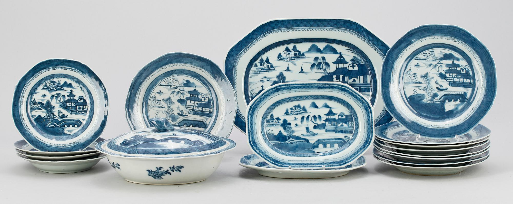 SERVISDELAR, 17 st, porslin, Kina, 1800-talets första hälft.