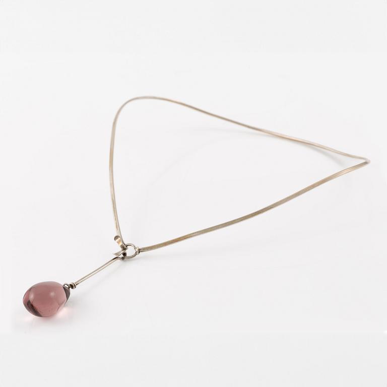 Vivianna Torun Bülow-Hübe, collier och örhängen, silver med lila-aprikosa glasdroppar.