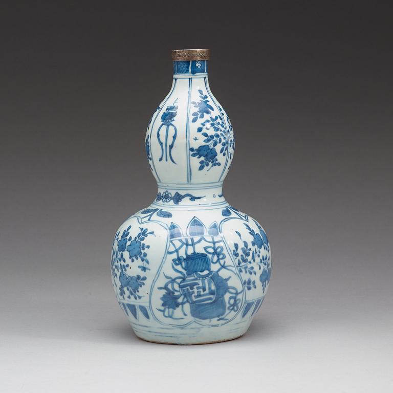 A blue and white vase, Ming dynasty, Wanli (1573-1620).