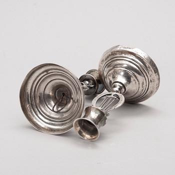 LJUSSTAKAR, ett par, silver, Jafet Knuuttinen (1857-1898), Kuopio 1860. Vikt 162,8 g.