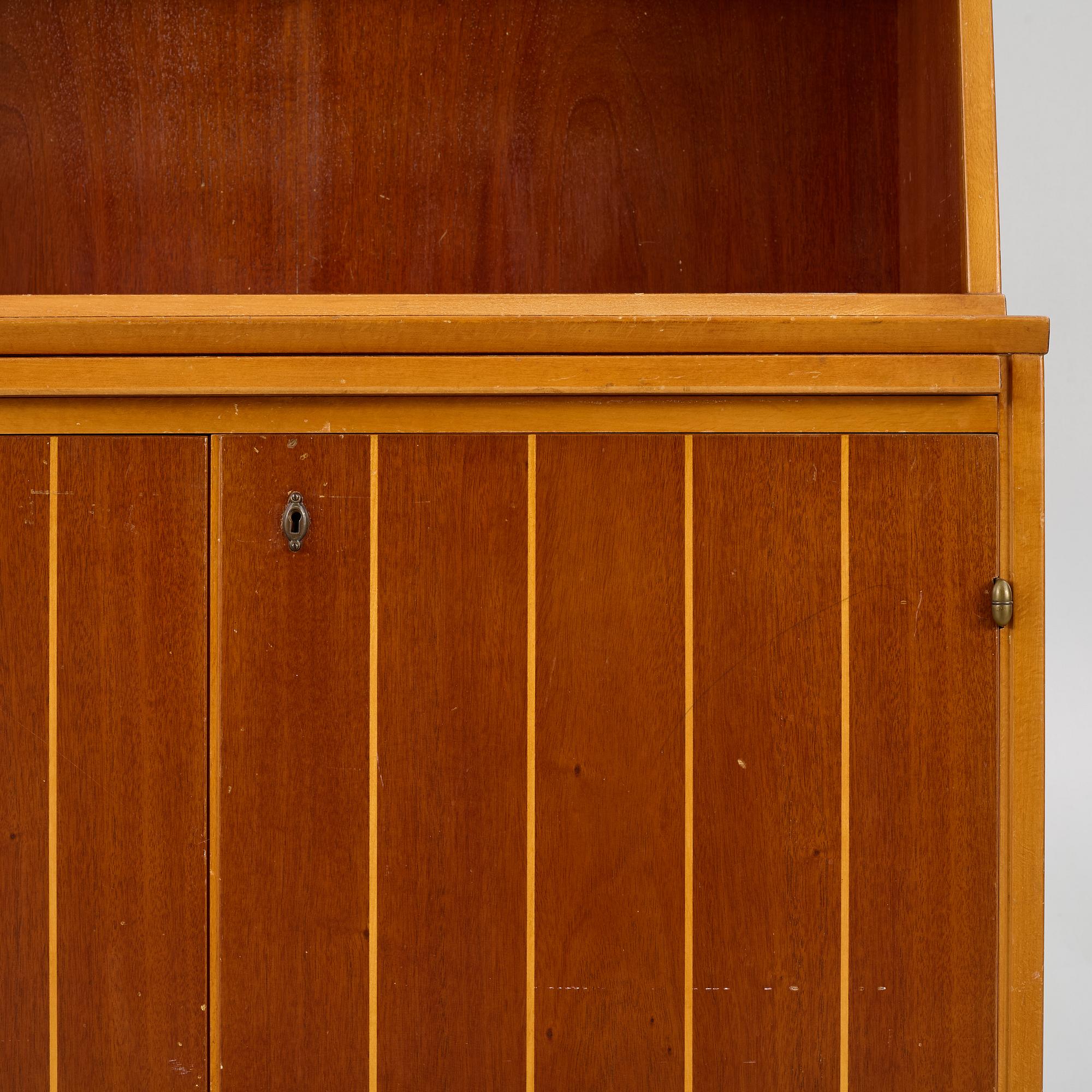 Bokhylla med underskåp, 1960-tal.