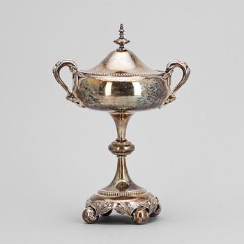 SOCKERSKÅL på fot, silver, Gustaf Möllenborg, Stockholm, 1875. Tot. Vikt. ca  684 g.