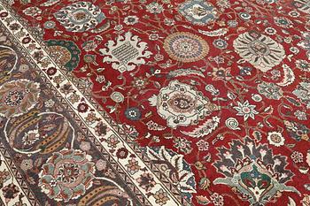 A Tabriz carpet signed Amirkhiz, ca 485 x 343 cm.