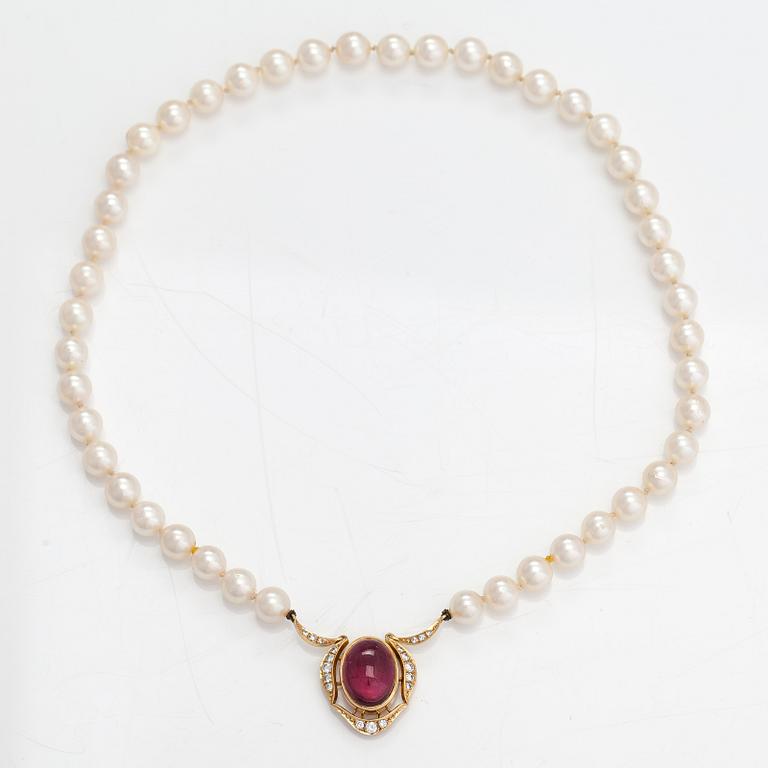 A pearl collier with cultured pearls, 18K gold, diamonds ca. 0.47 ct in total and a tourmaline.