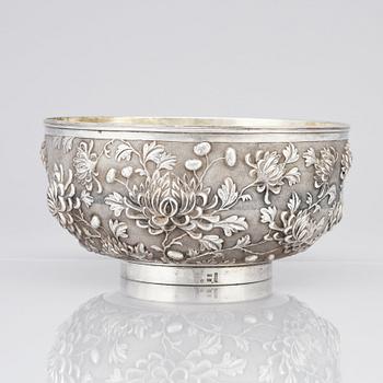 A Chinese Export silver bowl, marked Wang Hing, circa 1900. Weight 790 gram.