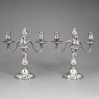 KANDELABRAR, ett par, silver, rokokostil, med svenska kontrollstämplar, 1900-talets första hälft.