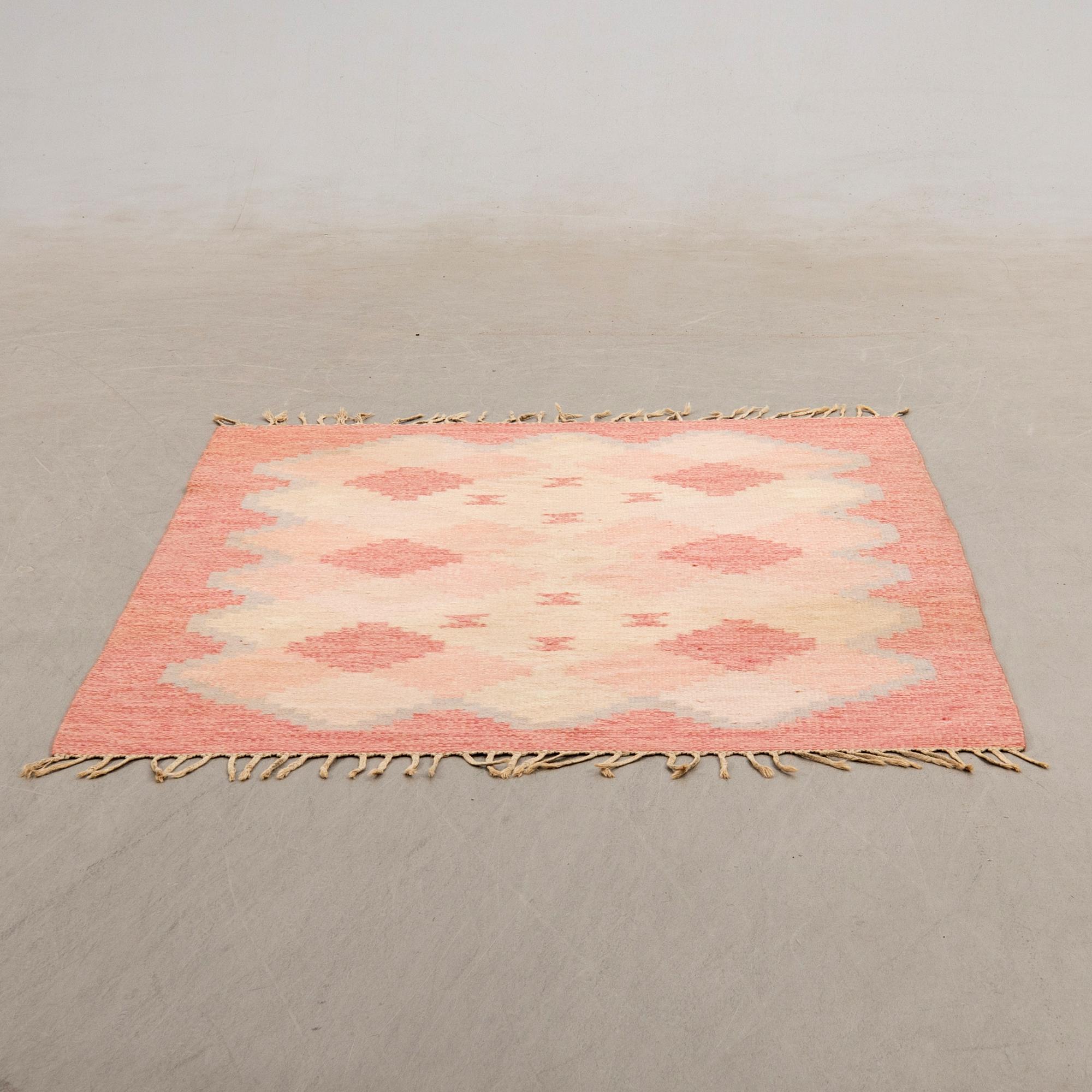 Matta rölakan signerad ILS ca 204x135 cm.