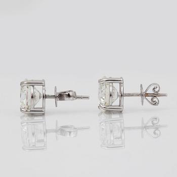 ÖRHÄNGEN med briljantslipade diamanter, 2.11 ct respektive 2.11 ct. Kvalitet G/VS2 och G/VS1, excellent cut.