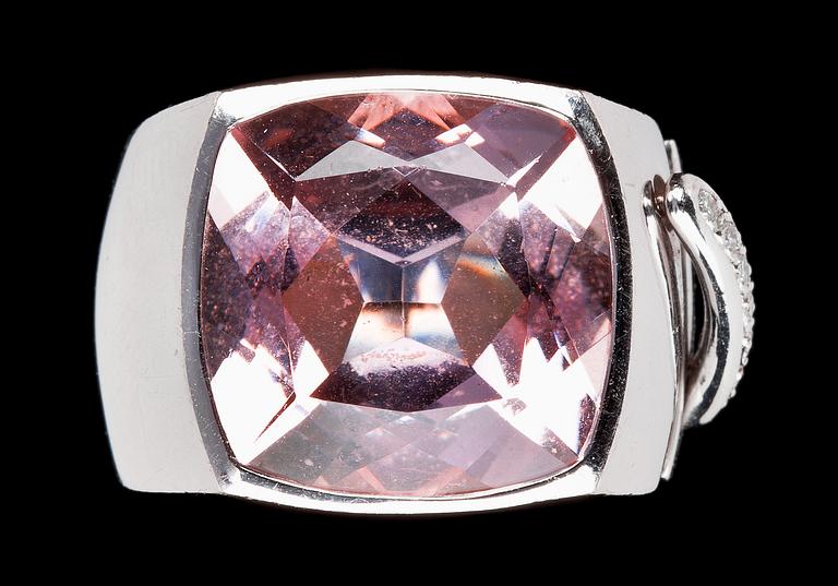 RING, Chaumet, fasettslipad morganit med briljantslipade diamanter, tot. ca 0.10 ct.
