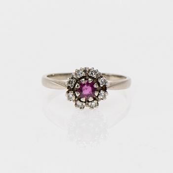 RING, 14K vitguld, rubin, 8/8-slipade diamanter. Vikt ca 2,8 g.