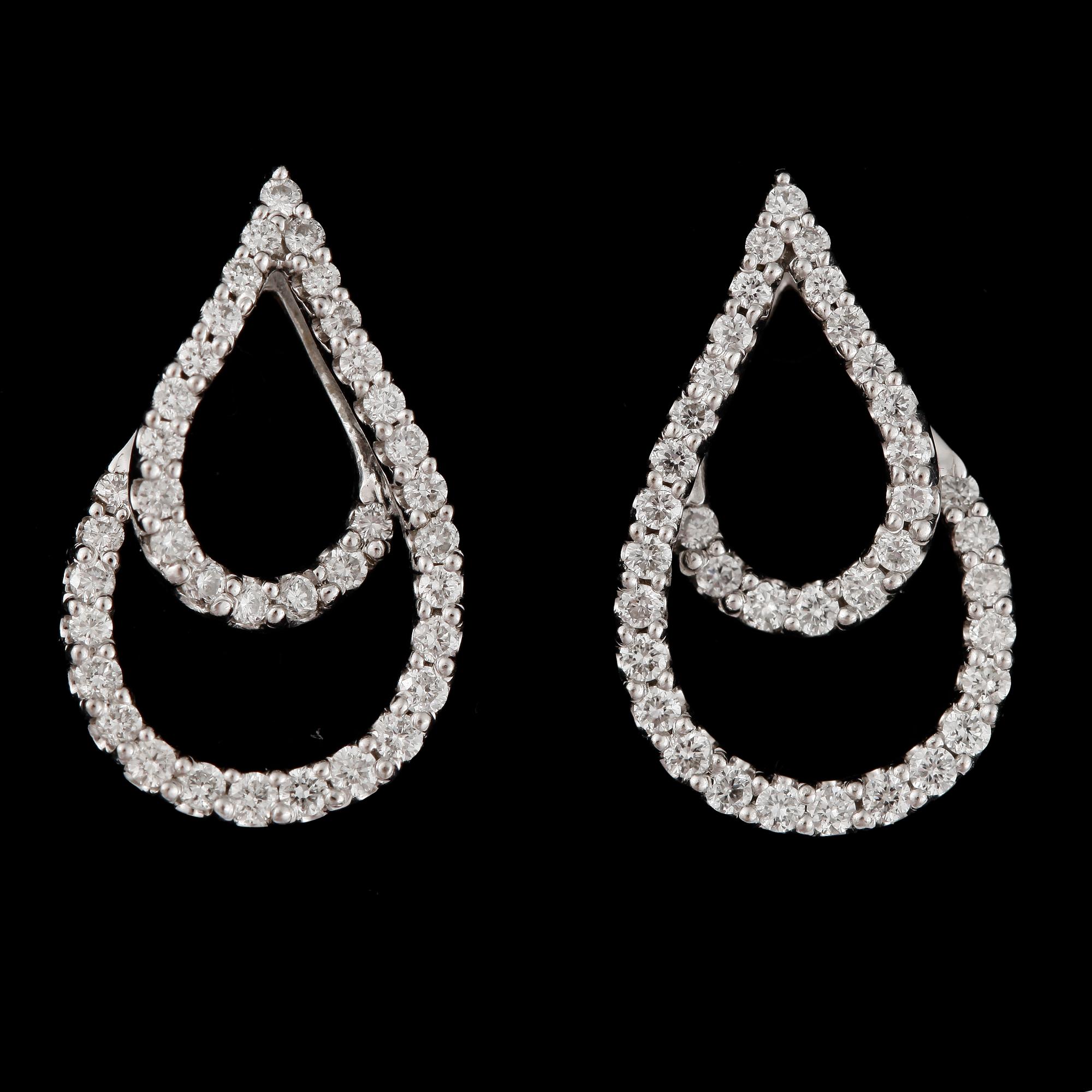 ÖRHÄNGEN, ett par, 18k vitguld med 70 briljantslipade diamanter, tot ca 0,35 ct. Tot vikt ca 4,3 gram.