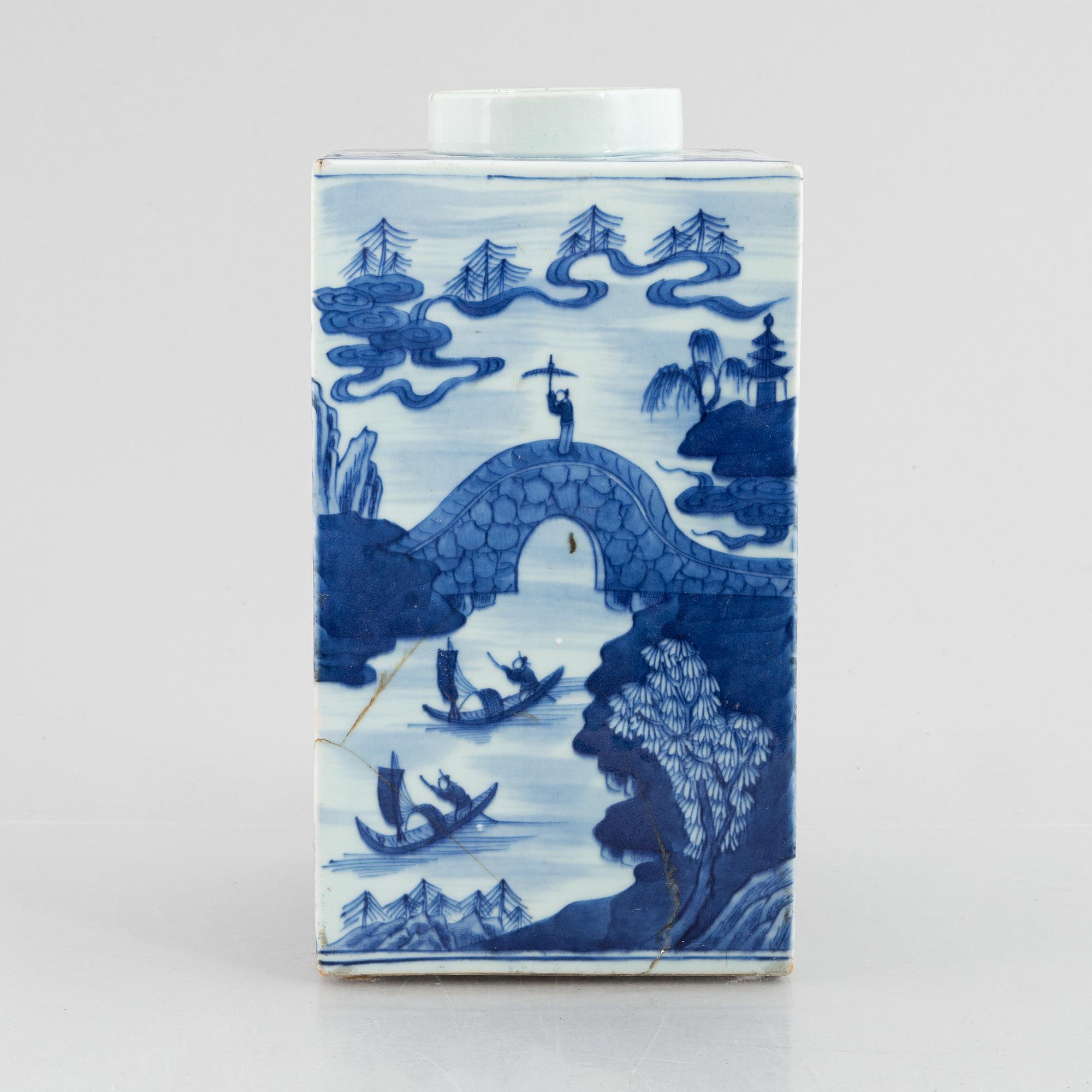 A Chinese blue and white porcelain vase, late Qing dynasty.