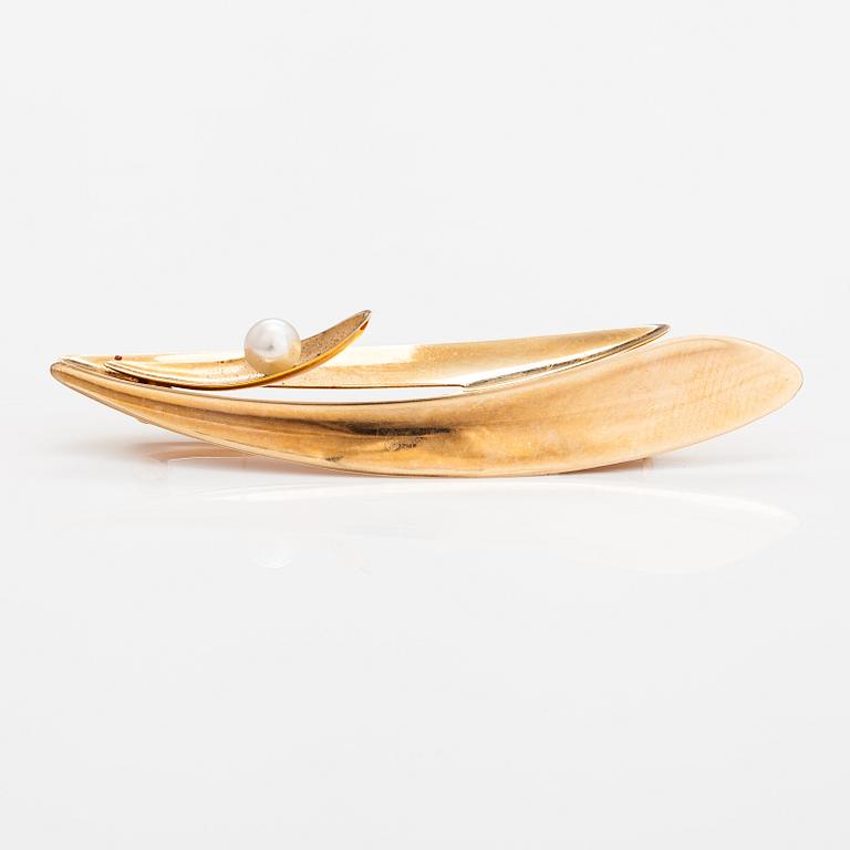 Elis Kauppi, A 14K gold brooch with a cultured pearl. Kupittaan kulta, Turku 1957.