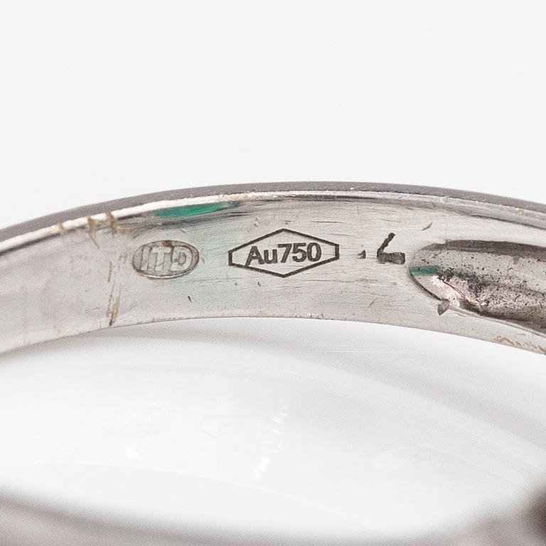 An 18K white gold ring with diamonds ca. 0.44 ct in total and an emerald ca. 5.46 ct in total. Import marked ITD, Espoo.