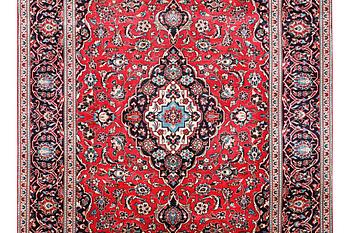 A Kashan carpet, c. 297 x 198 cm.