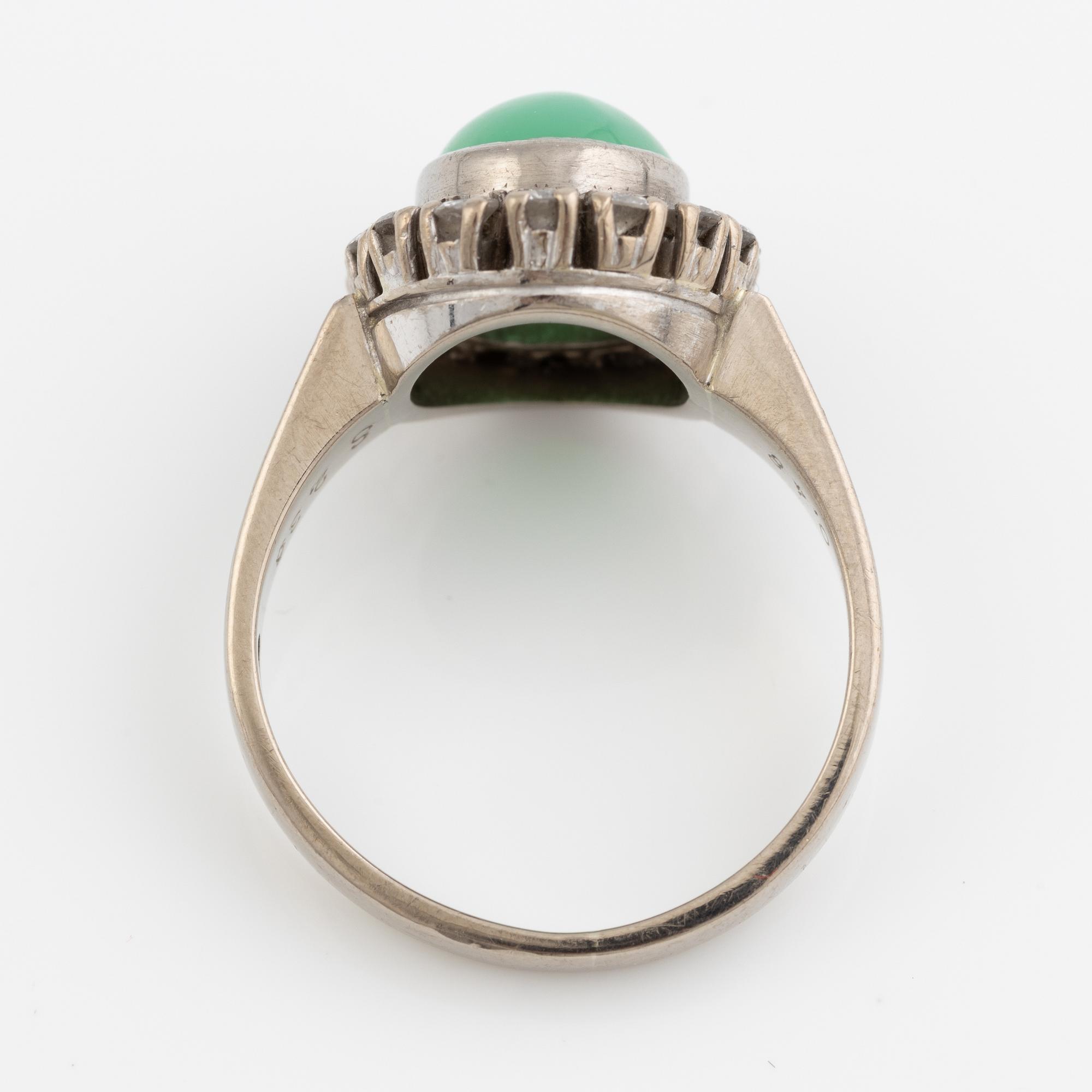Ring in 18K white gold set with round brilliant-cut diamonds and chrysoprase.