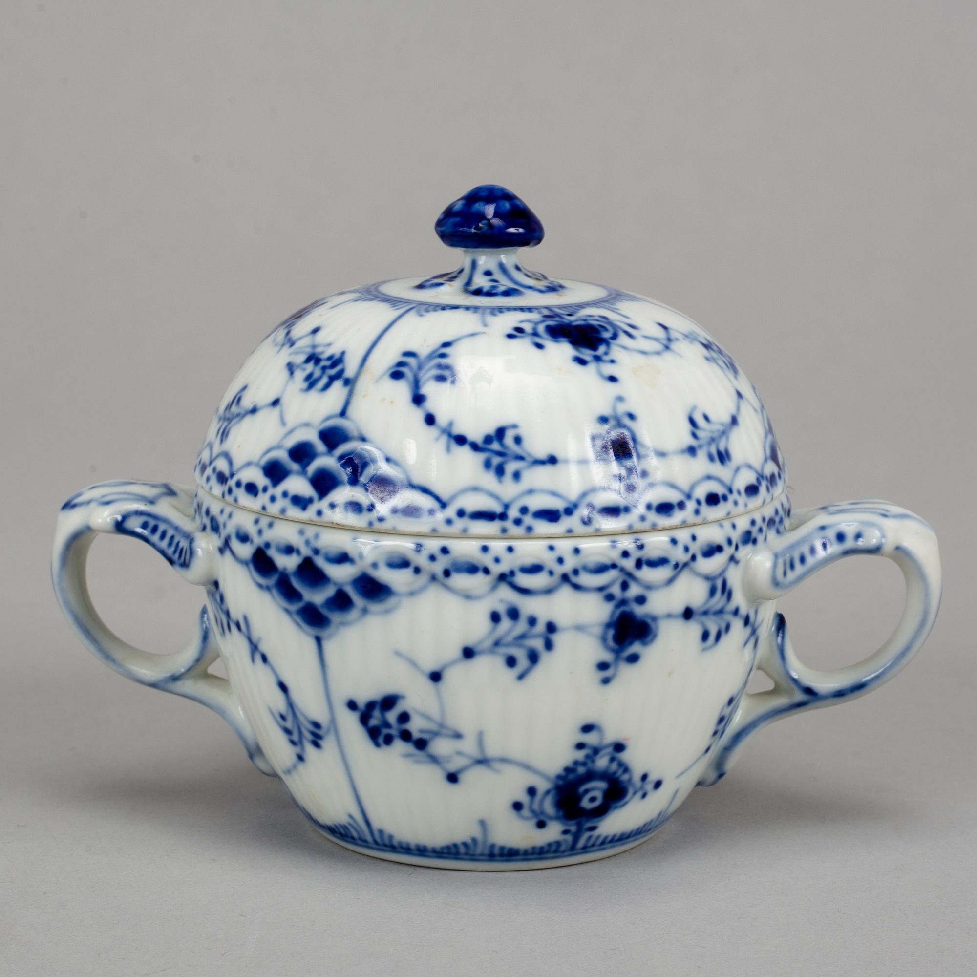 Royal Copenhagen, a 'Musselmalet' part service, Denmark (14 pieces).