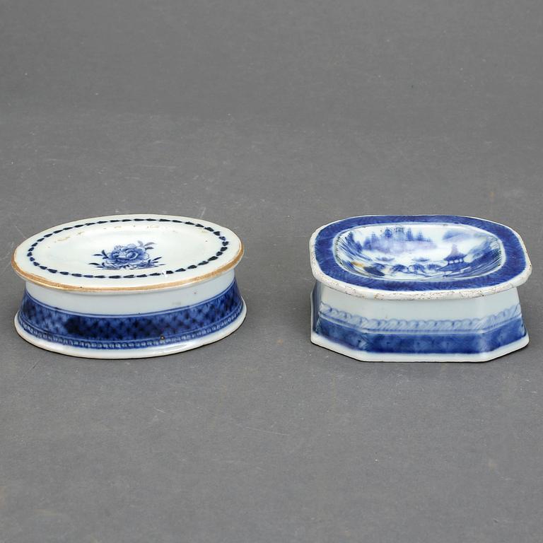 SALTKAR, ett par, porslin, Kina, Qingdynastin, Jiaqing (1795-1820).