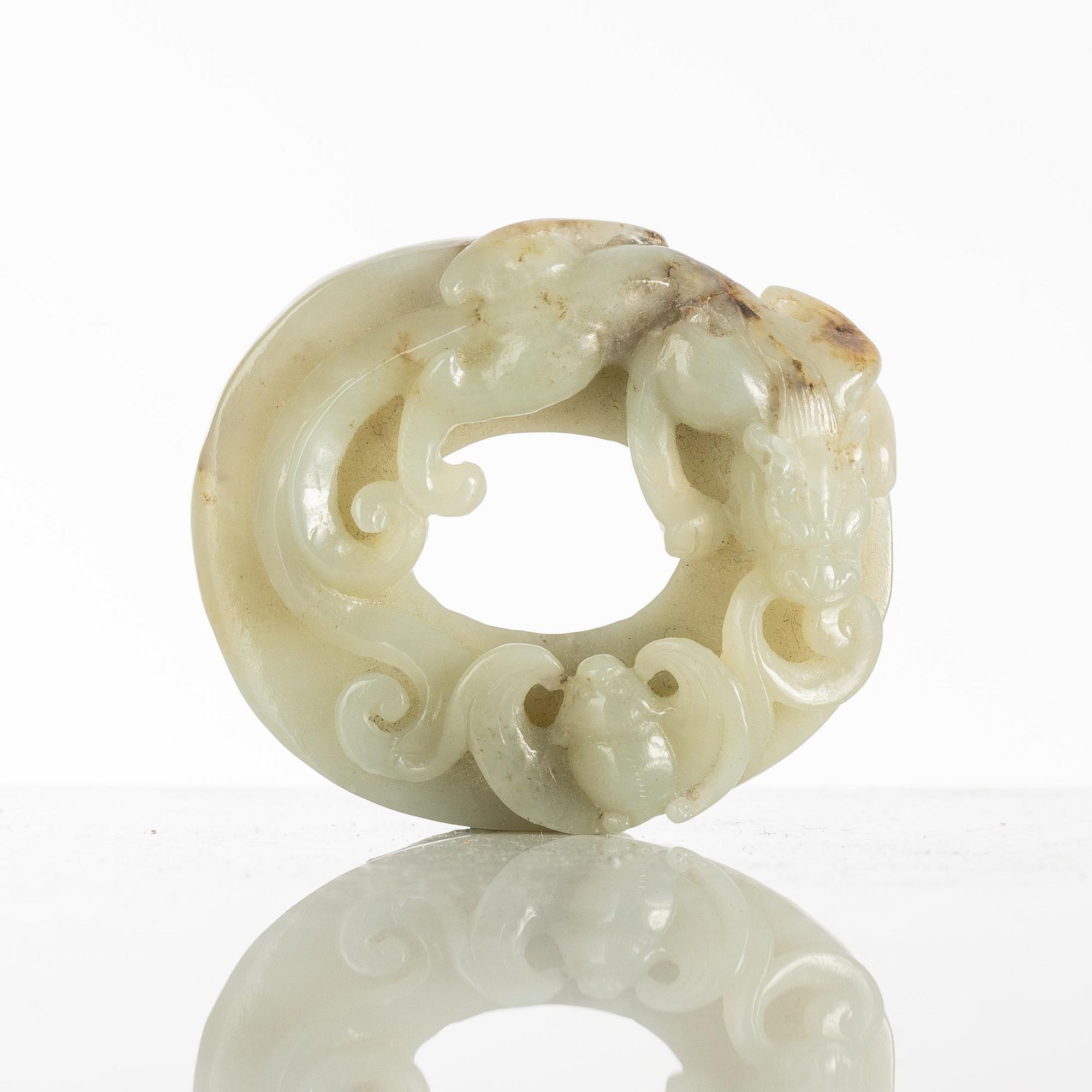 A scultpured nephrite object, Qing dynasty, circa 1900.