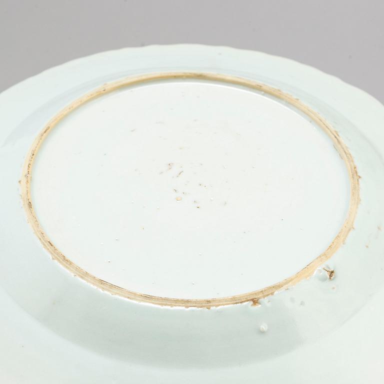 A blue and white export serving dish and a pair of plates, Qing dynasty, Qianlong (1736-95).