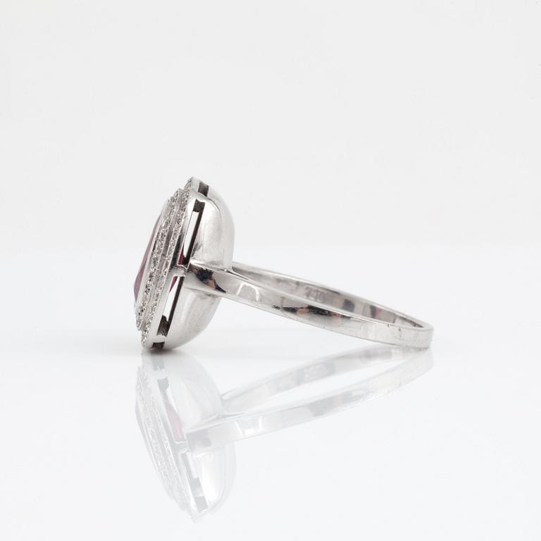 RING med en rubin, ca 2.50 ct, och diamanter.