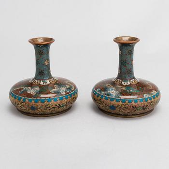 Maljakkopari, cloisonne-emali, Japani 1800-luvun loppu/ 1900-luvun alku.