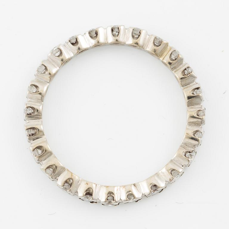 Alliansring, helallians, 14K vitguld med briljantslipade diamanter.