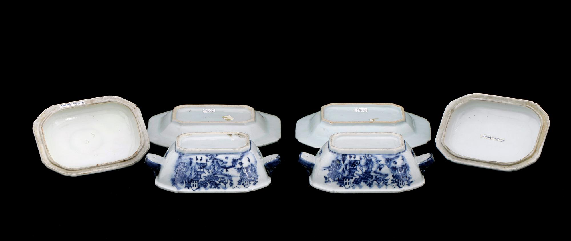 SMÖRTERRINER MED FAT, ett par, porslin, Qianlong, Kina 1700-tal.