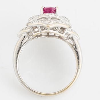 Ring, ruby with brilliant-cut diamonds.