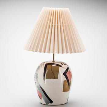 BORDSLAMPA, keramik, "Fält", signerad Cilla Adlercreutz och Lars Jöransson. 1900-talets andra hälft.
