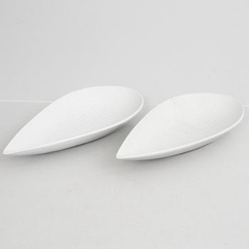 Stig Lindberg, a set of two stoneware vases, and two dish, "Reptil" and a vase "Fjäll", Gustavsberg 1953-63 and 1960-61.