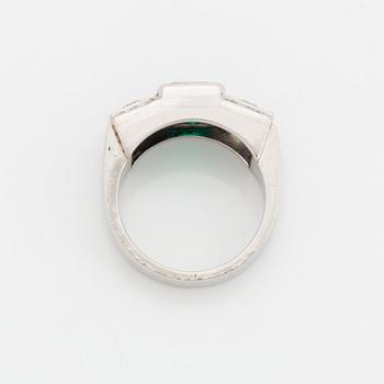 Ring platina med en trappslipad smaragd och runda briljant- och fasettslipade diamanter.