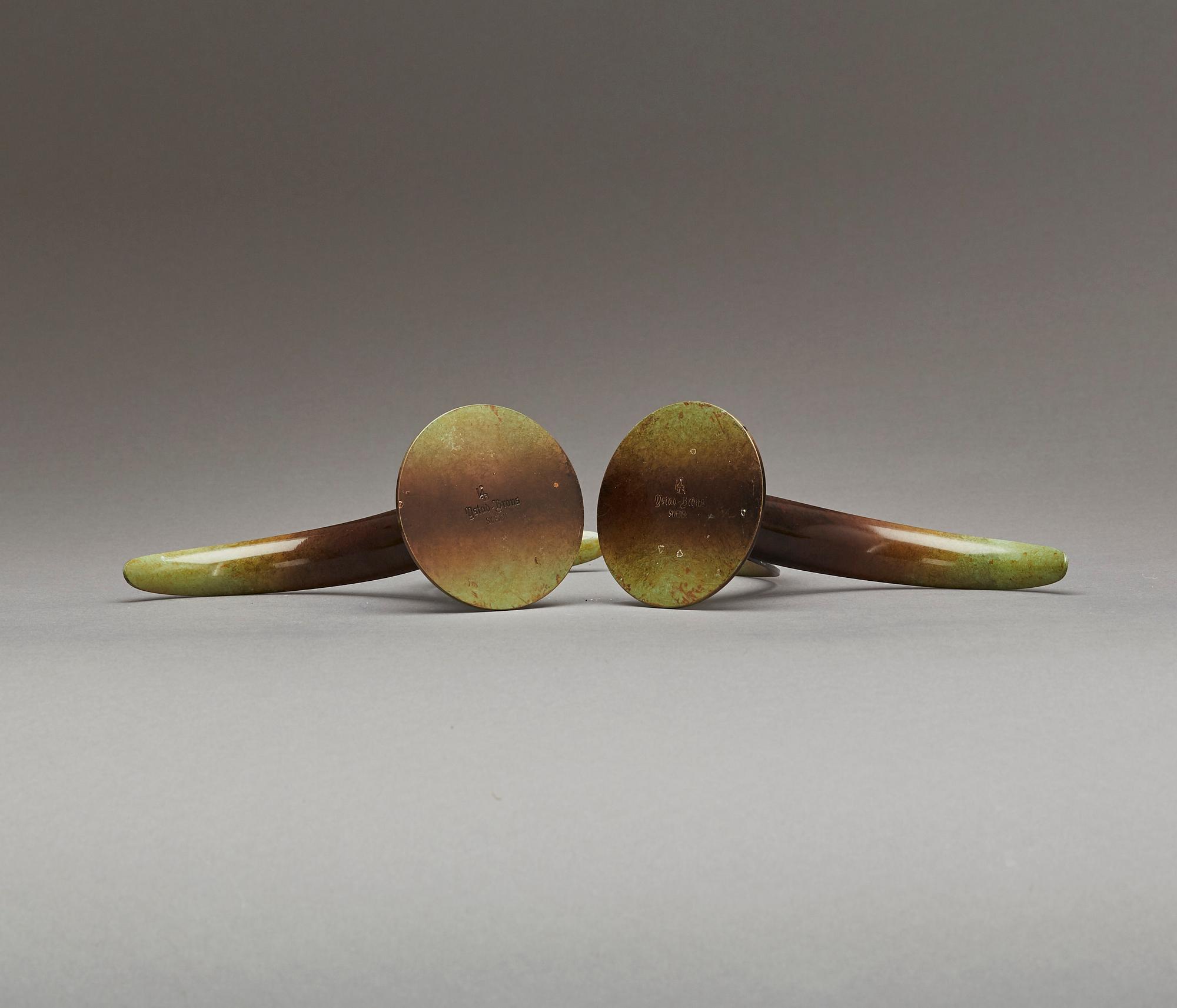 LJUSSTAKAR, ett par, grönpatinerad brons, Ystad-Metall, "Liljan", Ivar Ålenius Björk.