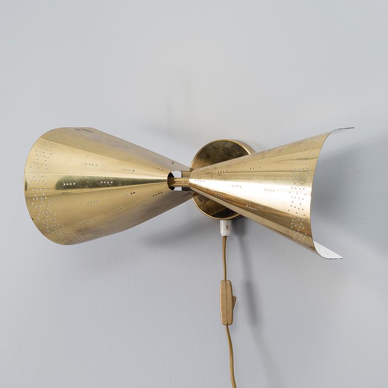PAAVO TYNELL, VÄGGLAMPA. Tillverkad av Idman. 1950-tal.