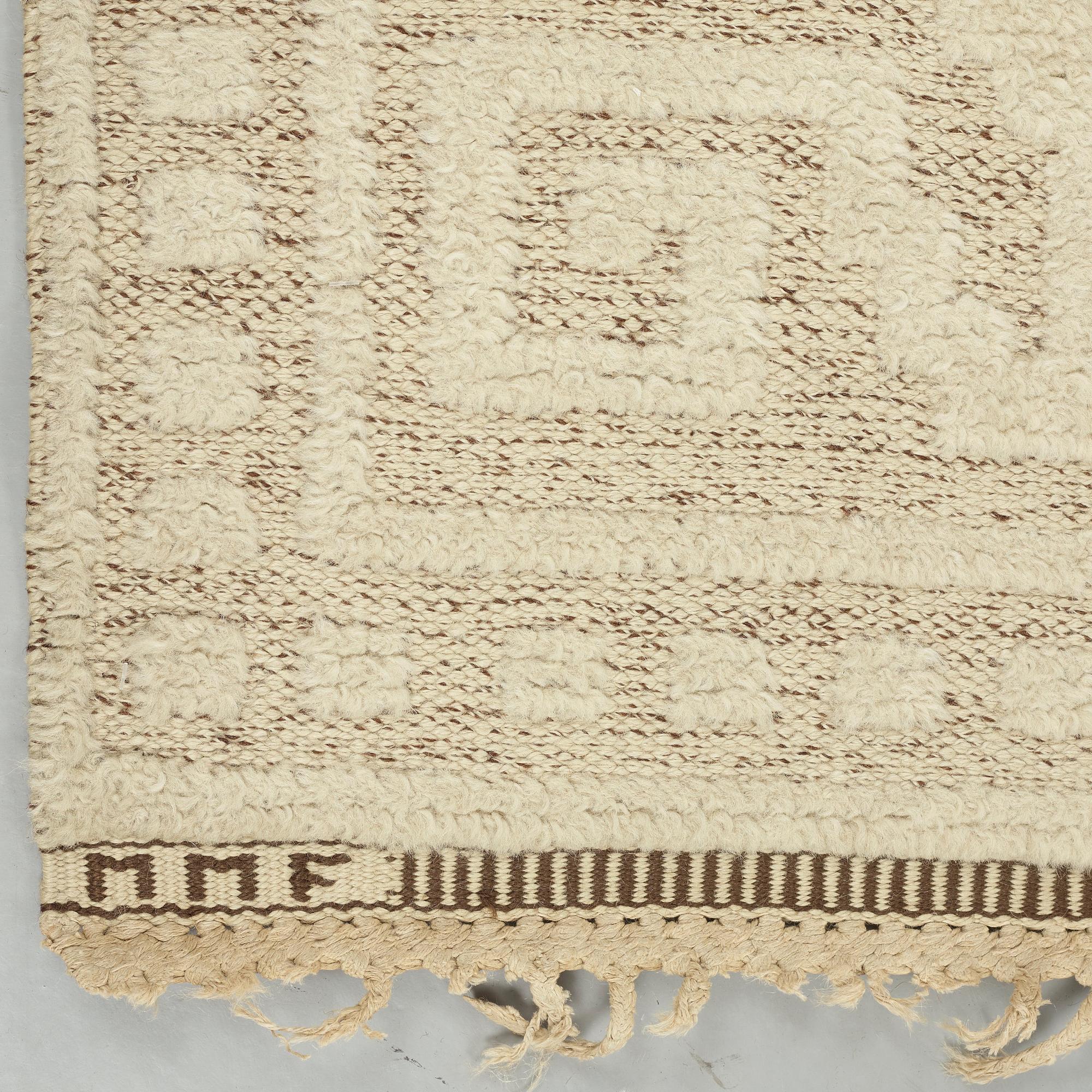 Märta Måås-Fjetterström, A CARPET, "Vita spetsporten", knotted pile in relief, ca  177,5 x 121 cm, signed MMF.