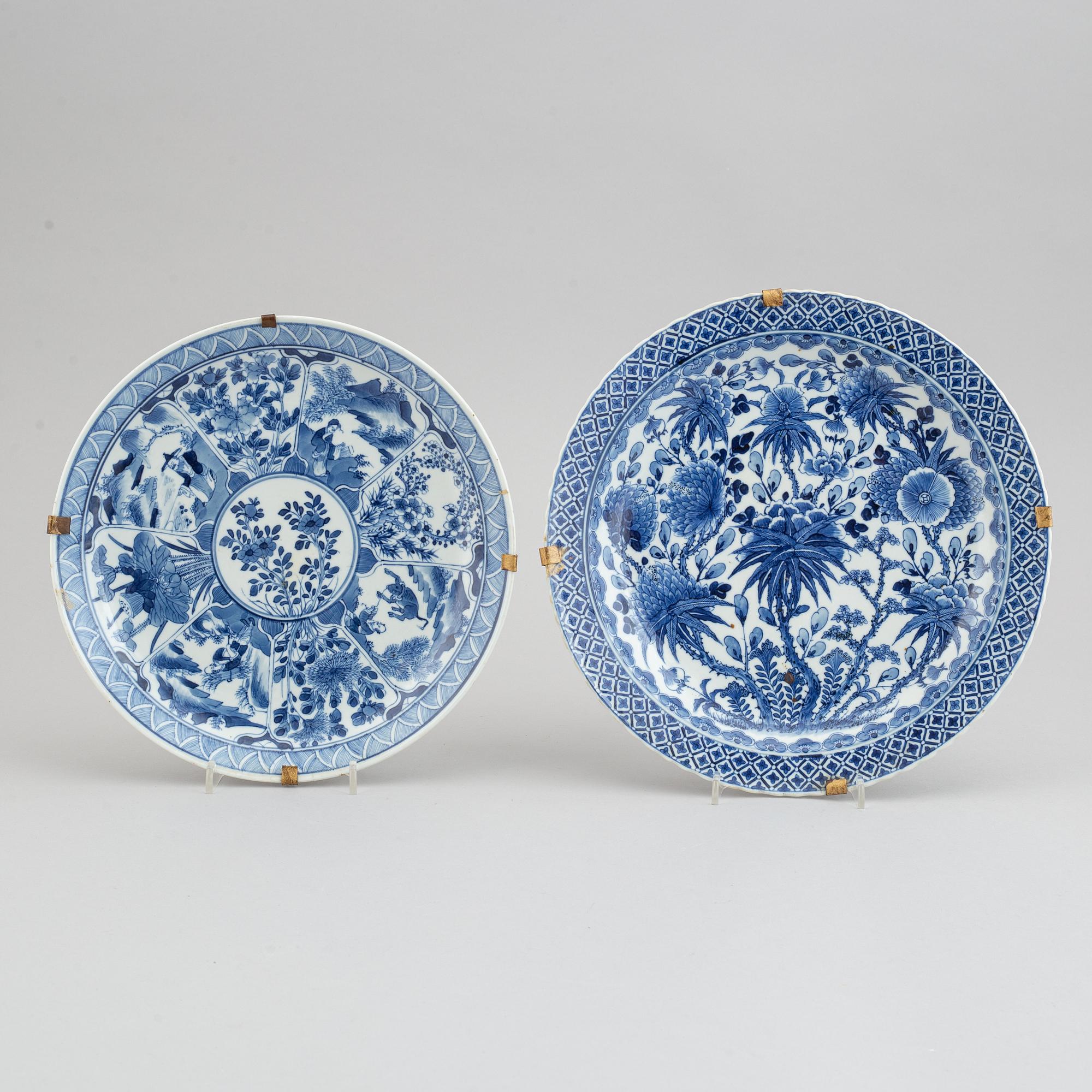 Two blue and white decorated plates, Qing dynasty, late 19th century.