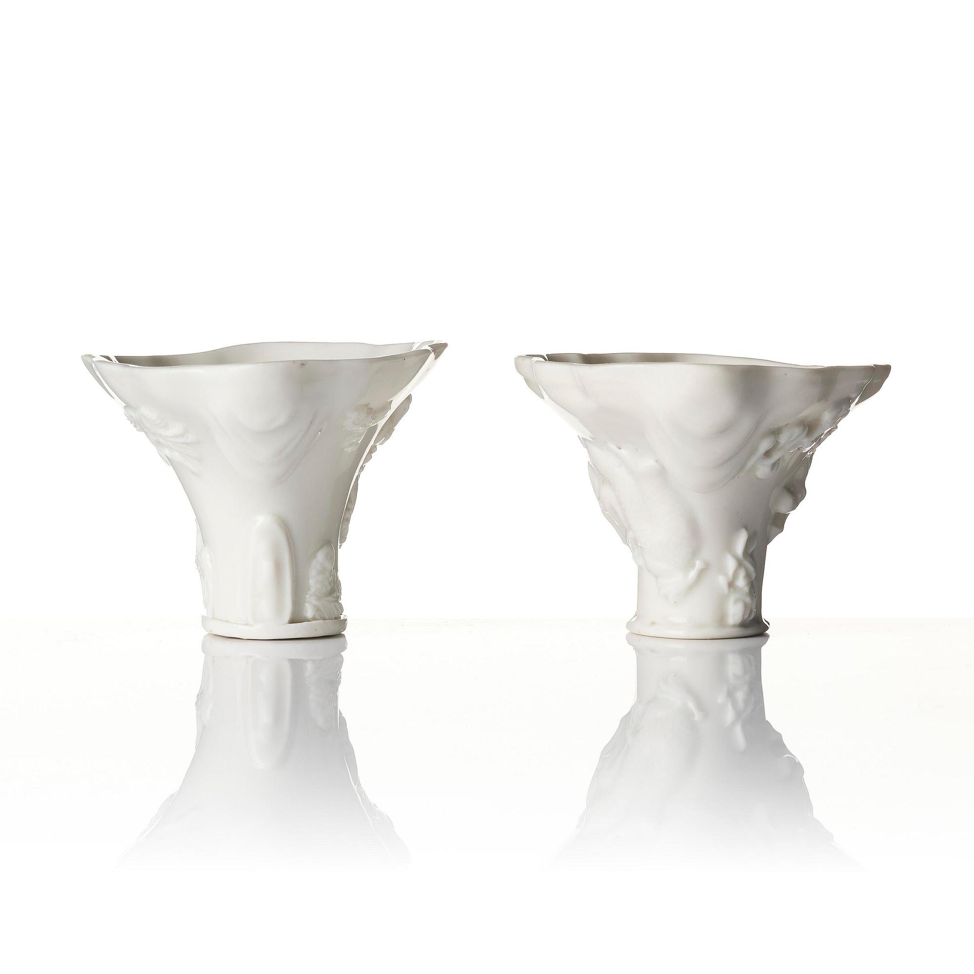 Vinofferbägare, två stycken, porslin. Qingdynastin, 1700-tal.