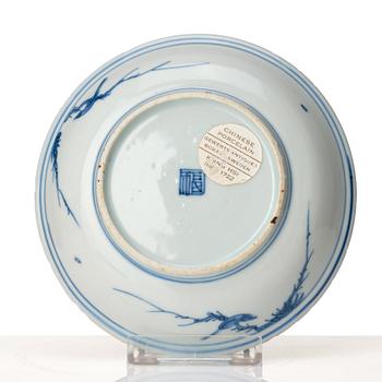 A blue and white dish, Qing dynasty, Kangxi (1662-1722).