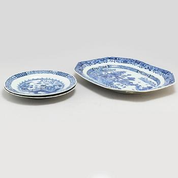 A blue and white export serving dish and a pair of plates, Qing dynasty, Qianlong (1736-95).