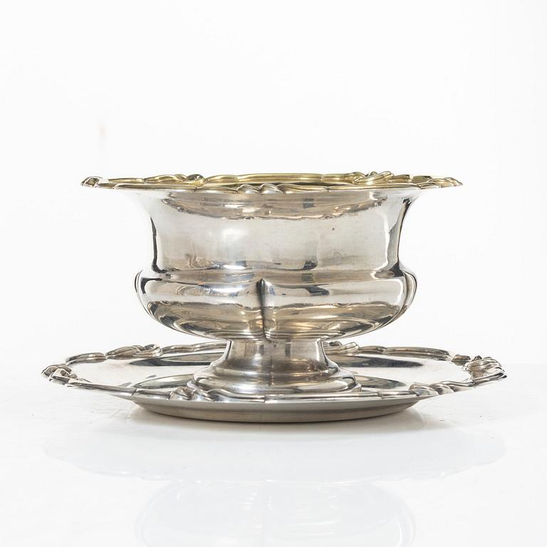 Gustaf Möllenborg, Såsskål på fat, silver, Stockholm 1849.