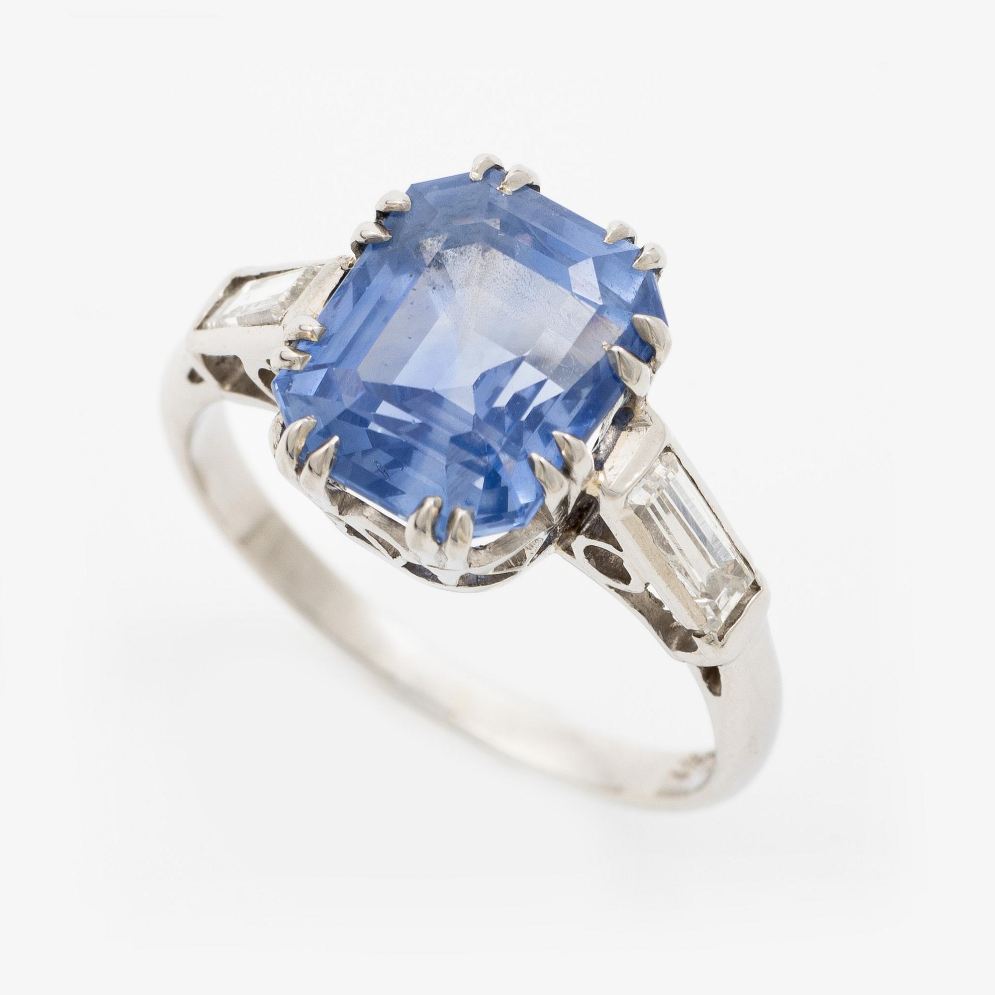 Ring platina med safir och baguetteslipade diamanter. Medföljande report GCS.