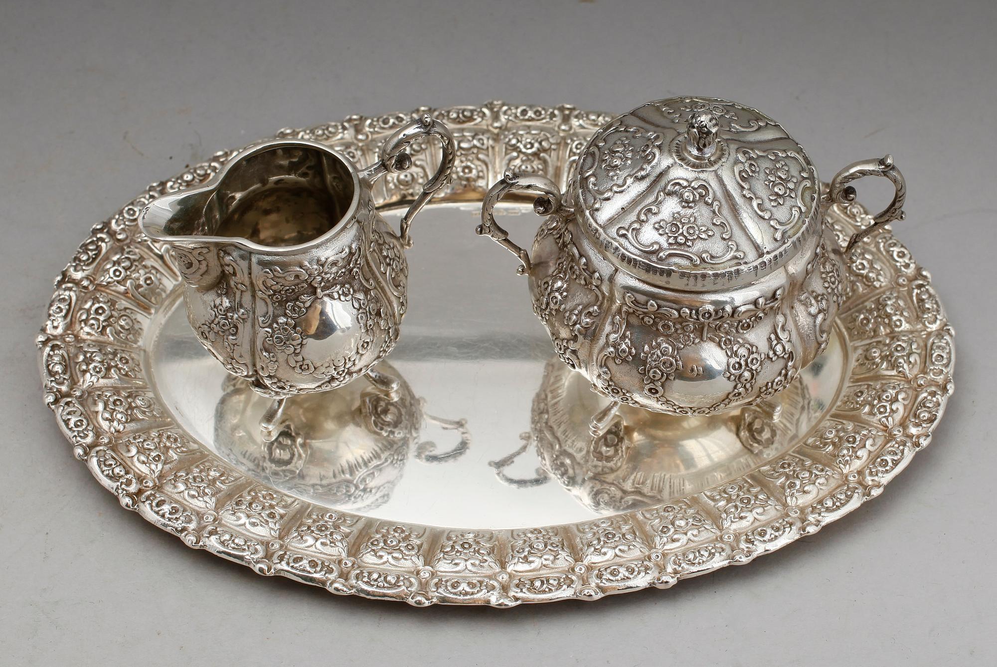 SOCKERSKÅL, GRÄDDKANNA OCH BRICKA, silver, JLH, Stockholm 1949. Vikt ca 590 g.