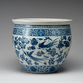 A large blue and white flower pot, late Qing dynasty.