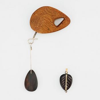 Vivianna Torun Bülow-Hübe, a wooden brooch with a pendant + additional pendant of glass by Edward Hald, Sweden ca 1948-1953.