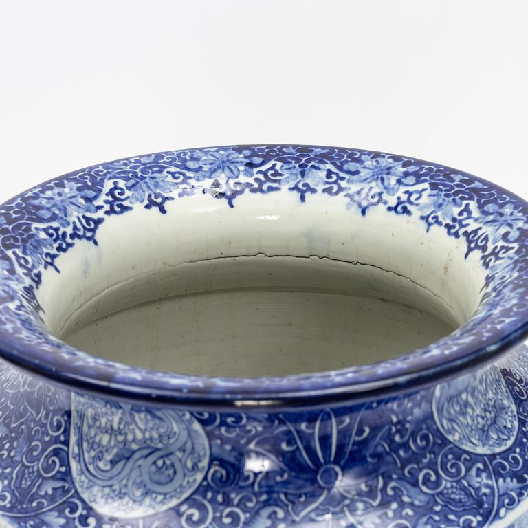 A large porcelain vase, Japan, first half of the 20th Century.