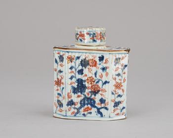 A polychrome tea caddy, Kangxi (1662-1722) .