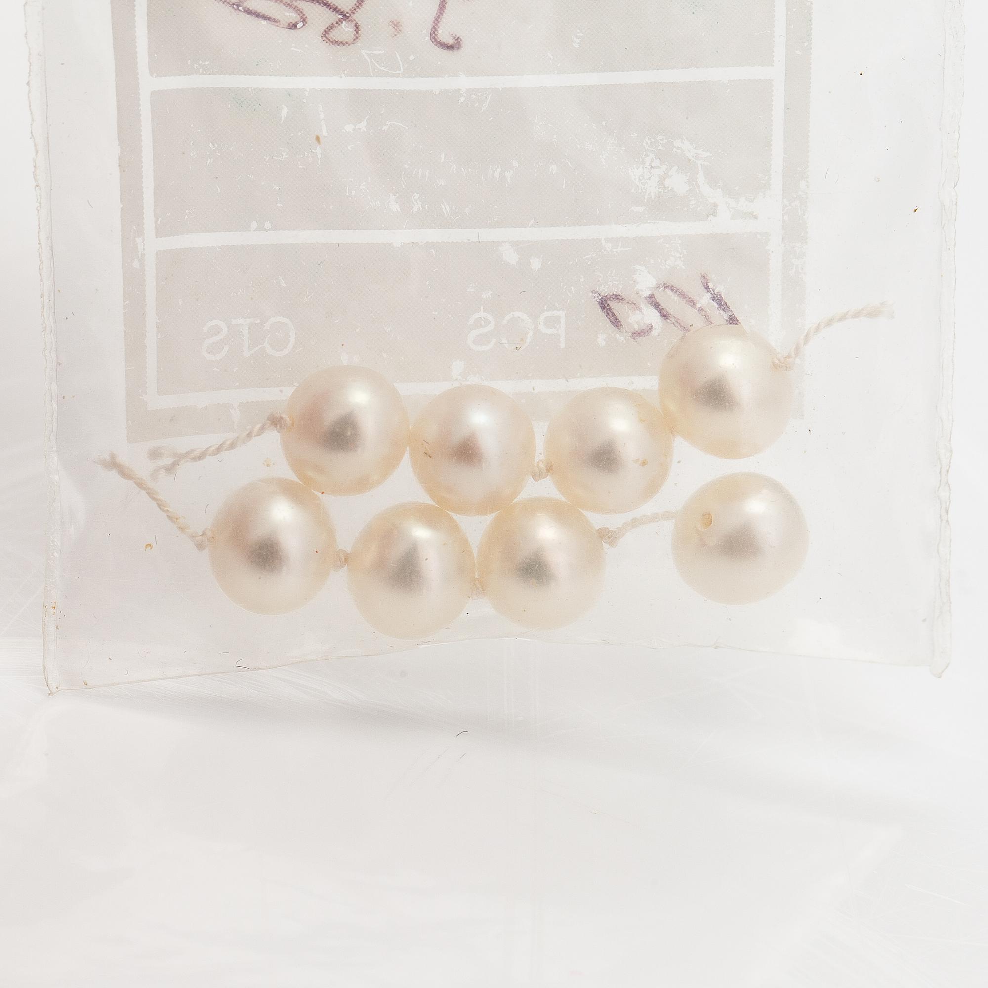 A pearl collier with cultured pearls, 14K and 18K white ogld, emeralds and diamonds ca. 0.60 ct in total.