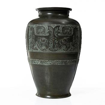A Chinese bronze urn, late Qing dynasty / early 20th century.